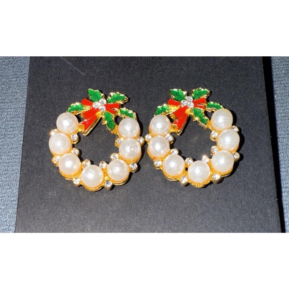 NWT Elegant Faux Pearl Christmas Wreath Earrings ,lightweight,Stud Goldtone